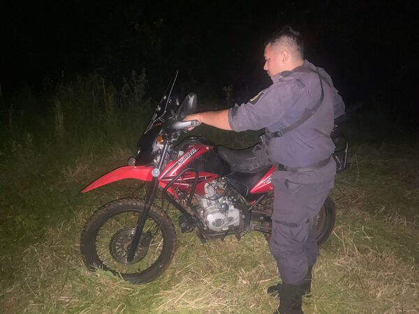 POLICÍA RECUPERA MOTOCICLETA HURTADA EN ENCARNACIÓN 