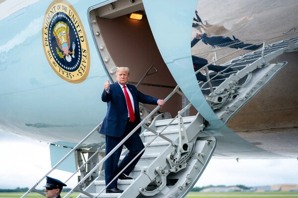 El avión de Trump llega a Suiza con varias horas de retraso tras un problema "menor" en el Air Force One