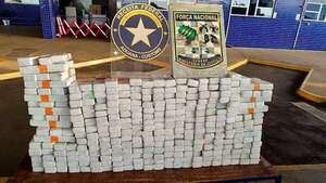 Receita Federal de Brasil incauta casi 370 kilos de marihuana en el Puente de la Amistad  - ABC en el Este - ABC Color