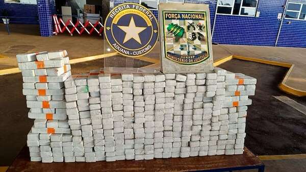 Receita Federal de Brasil incauta casi 370 kilos de marihuana en el Puente de la Amistad  - ABC en el Este - ABC Color