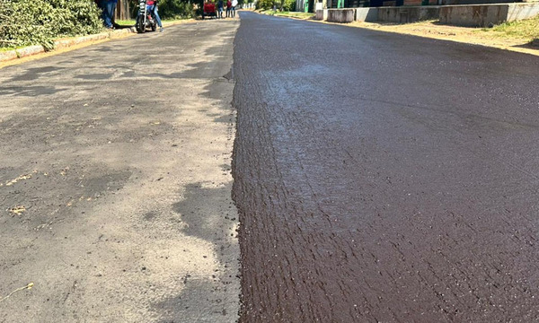 Coronel Oviedo: Aplican la segunda capa de micropavimento en la calle Caacupé y ajustan costos de ejecución - OviedoPress