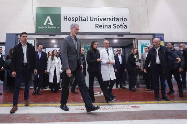 Felipe VI y Letizia visitaron a los heridos en el accidente de tren en Adamuz - Gente - ABC Color