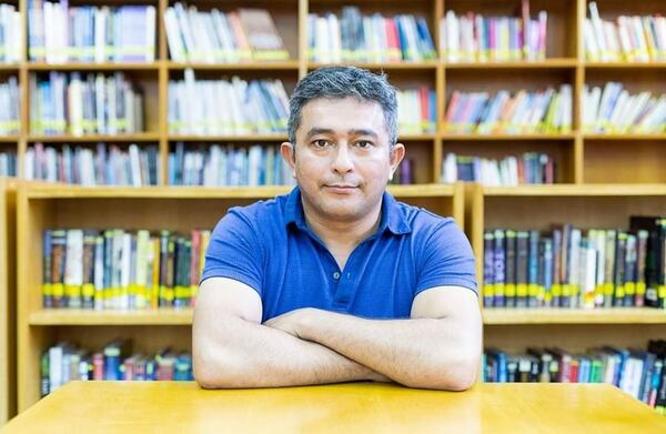 Popular / Poeta acusado de enamorar y estafar a mujeres mayores se defendió con un comunicado