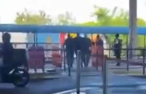 Popular / (VIDEO) Corrió de la policía y tiró su mochila al río Paraná