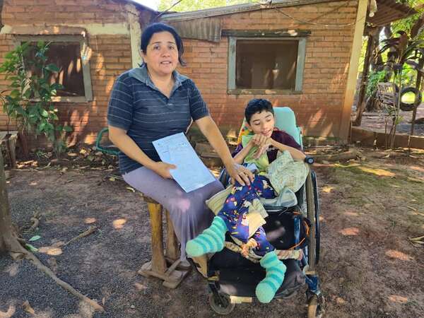 Ofrecen porotos y artesanías para que su hijo con discapacidad continúe tratamiento en el Hospital General de Itapúa - Nacionales - ABC Color
