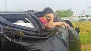 Ruta de la muerte: Joven sale ileso tras volcar aparatosamente en Yby Yaú