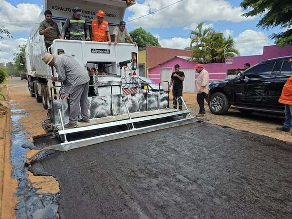 Departamento de Caaguazú estrena asfaltadora móvil para sacar del aislamiento a comunidades productivas - Nacionales - ABC Color