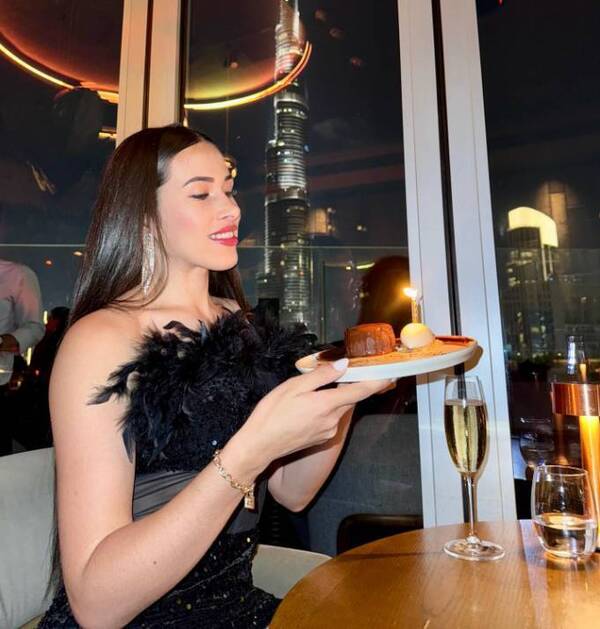 Festejó su cumple en un restó chuchi de Dubái