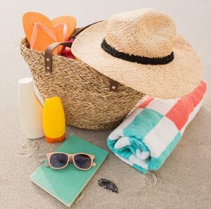 ¿Qué no puede faltar en tu bolso de playa este verano?