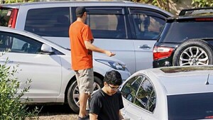 Foz: Peajeros cobran a conductores para burlar fila para cruzar a CDE