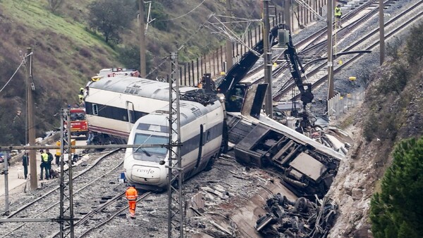 Dos accidentes generan una crisis ferroviaria en España