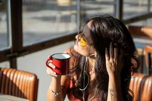 El auge del “solo coffee”: ir a una cafetería sin compañía es el nuevo lujo del bienestar personal - Estilo de vida - ABC Color