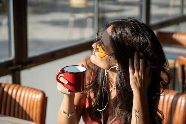 El auge del “solo coffee”: ir a una cafetería sin compañía es el nuevo lujo del bienestar personal - Estilo de vida - ABC Color