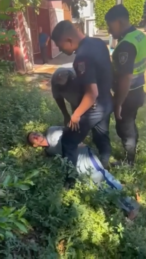 Atrapó a supuesto ladrón que quiso entrar a su auto a robar, lo ató y entregó a la Policía