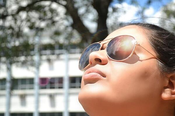 Cuidar los ojos del sol y las pantallas ayuda a prevenir daños en la visión