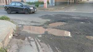 Laguna Grande, otra de las avenidas que están llenas de baches - Nacionales - ABC Color
