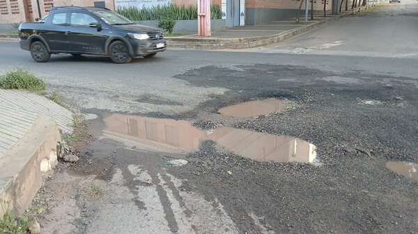 Laguna Grande, otra de las avenidas que están llenas de baches - Nacionales - ABC Color