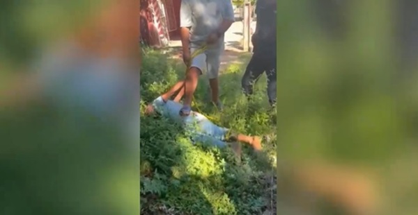 Intentó robar un auto, pero el dueño lo enfrentó y lo redujo en plena calle