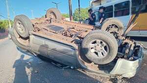 Fuerte vuelco de camioneta en San Antonio - Policiales - ABC Color