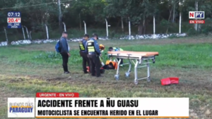 Doble accidente frente a Ñu Guasu: motociclista impacta contra auto tras roce vehicular