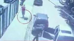 Conductor de Bolt se bajó a orinar y delincuentes le robaron el auto