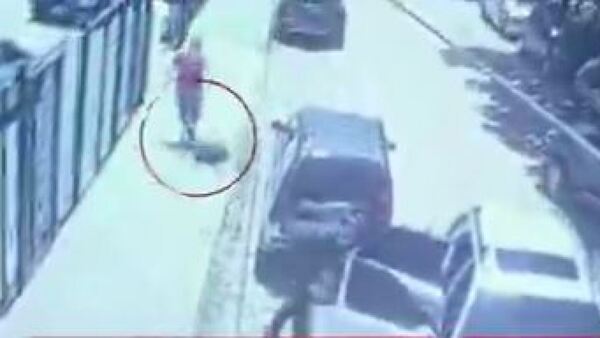 Conductor de Bolt se bajó a orinar y delincuentes le robaron el auto