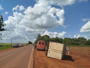 Trabajador resultó con lesiones tras vuelco de camión en Capitán Meza