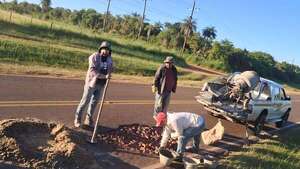 Docentes de la comunidad de Santa María se organizan y realizan trabajos de bacheo ante la inacción del MOPC - Nacionales - ABC Color