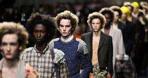 La Nación / Los clásicos de Dior se reinventan con toques punk en la Semana de la Moda de París