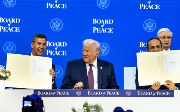 Peña firmó junto a Trump el acuerdo del Consejo de la Paz - trece