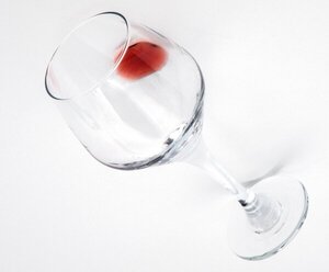 ¿Por qué mi tolerancia al alcohol disminuye con la edad?