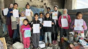 Arteterapia entre las ruinas de Gaza: Una artista crea un refugio creativo para niñas