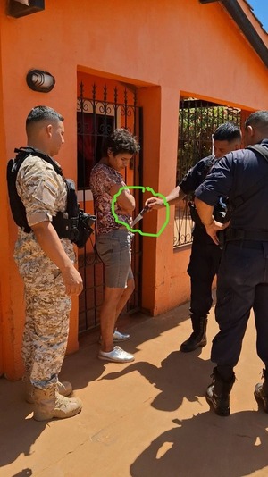 Popular / Chespis detenidos: Sacan cuchillo de la cintura de una detenida