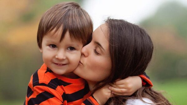 ¿Besar a los niños en la boca es inofensivo? Especialistas analizan los riesgos y el impacto emocional