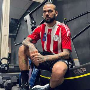 Dani Alves aparece entrenando con la camiseta albirroja - Fútbol Internacional - ABC Color
