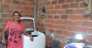 La Nación / Sacó adelante a su familia lavando la ropa a mano, ahora abrió su propia lavandería