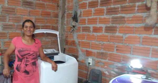 La Nación / Sacó adelante a su familia lavando la ropa a mano, ahora abrió su propia lavandería