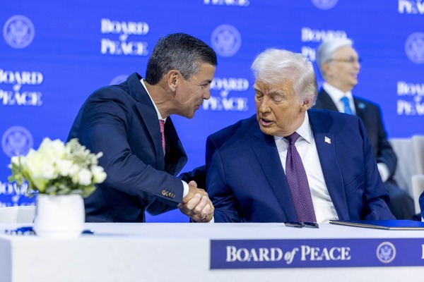 Paraguay firma en Davos la fundación de la Junta de Paz