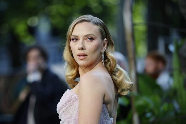 Scarlett Johansson y Cate Blanchett entre 700 artistas que apoyan campaña anti IA - Mundo - ABC Color