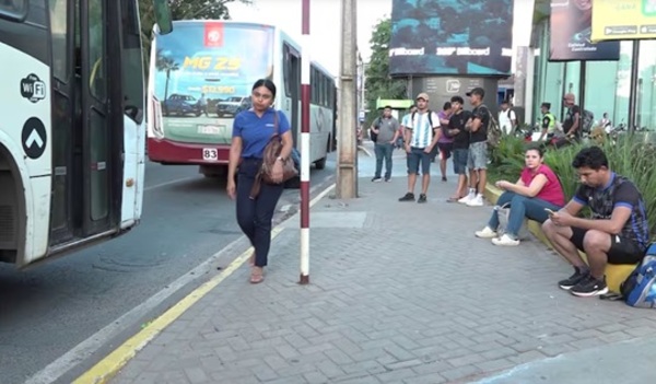 Pasajeros reportan demoras por nueva “regulada” del transporte público