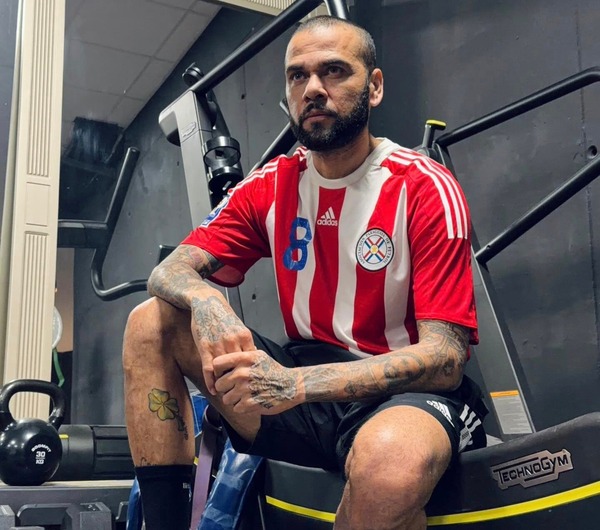 Dani Alves posó con una camiseta de la Albirroja: «Paraguay, levántate»