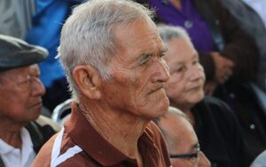 Desde hoy cobran adultos mayores monto actualizado de la pensión universal