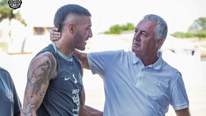 Gustavo Alfaro visitó la práctica de Olimpia