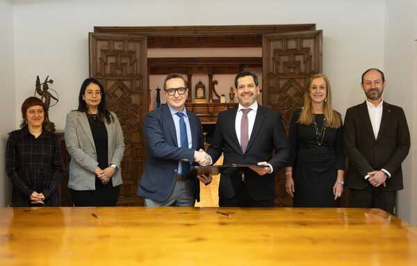 Popular / Latorre firmó acuerdo con la Universidad de Salamanca apuntando a formación de paraguayos