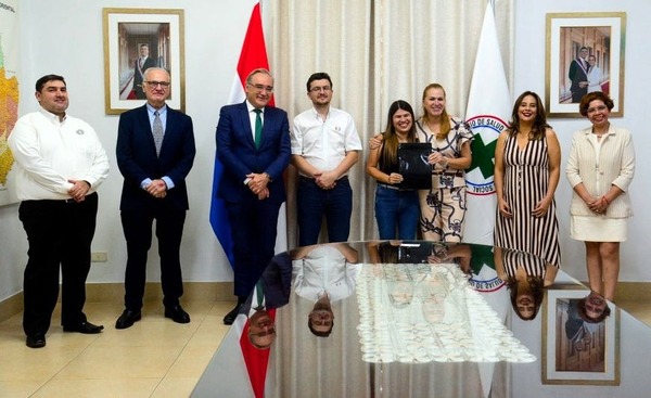 Médicos residentes reciben becas de investigación para formación en España