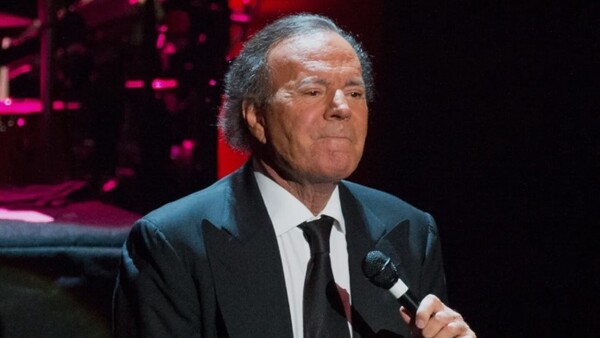 Julio Iglesias mostró mensajes para probar que no es abusador