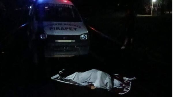 Motociclista chocó por una señora y luego un camión lo arrolló