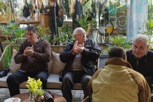 Desde hoy cobran adultos mayores monto actualizado de la pensión universal