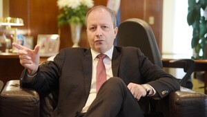 Ministro dice que hay "sospechas" de compras abusivas de medicamentos