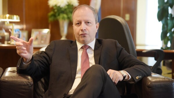 Ministro dice que hay "sospechas" de compras abusivas de medicamentos